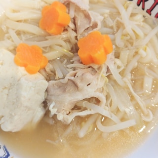 素材の味が生きてる♡熱々　うどん入り豚もやし鍋